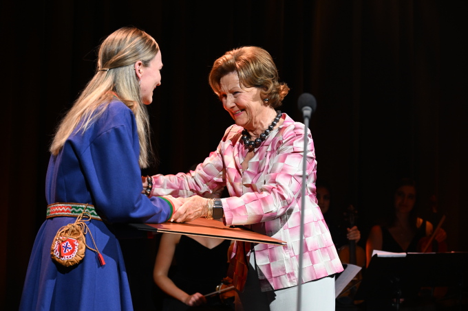 Kunstneren Meerke Vekterli ble tildelt QSPA Inspirational Award. Foto: Sven Gj. Gjeruldsen, Det kongelige hoff.